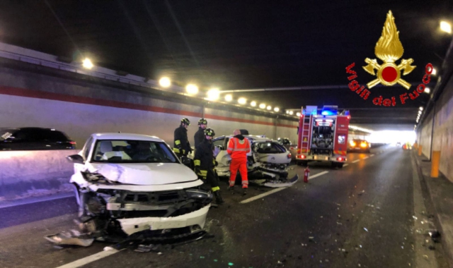 Scontro fra tre auto, grave 21enne
