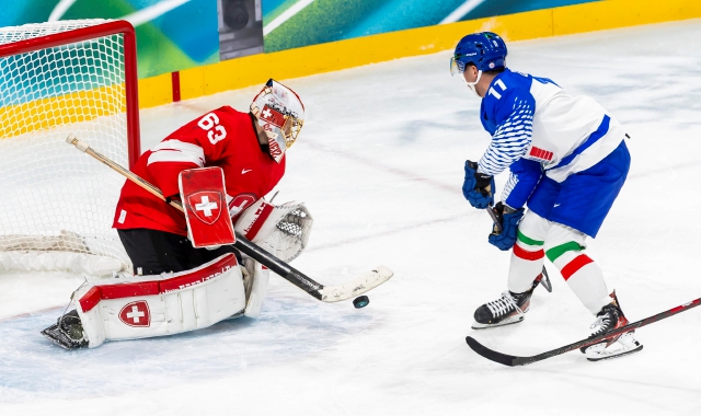 Il portiere della Svizzera Leonardo Genoni para un tiro a Marco Zanetti (foto Salvatore Di Nolfi/EPA)