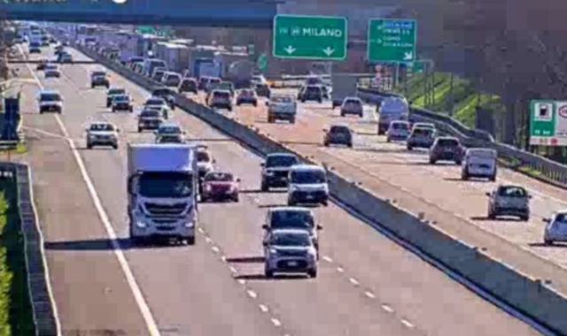 Il traffico bloccato, in direzione Milano, a causa dell’incidente