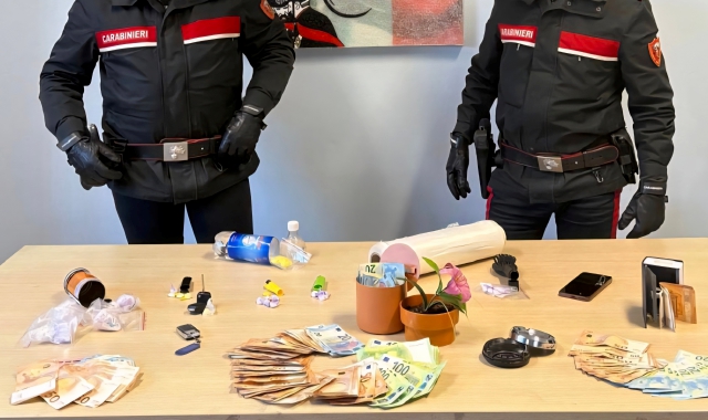 Coca nella spazzola e nel telecomando dell’auto: arrestato