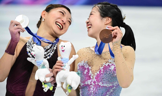 Kaori Sakamoto e Ami Nakai con le medaglie (foto Piero Cruciatti/AFP)