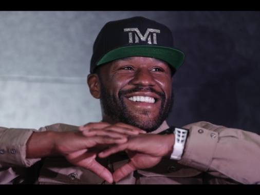 Boxe: Floyd Mayweather annuncia il suo ritorno da professionista