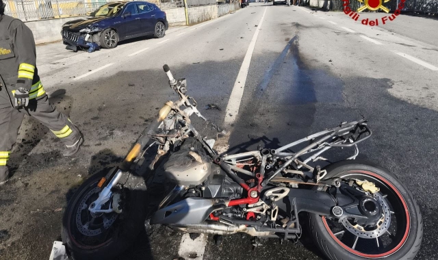 Lo schianto e le fiamme: motociclista grave, Statale bloccata