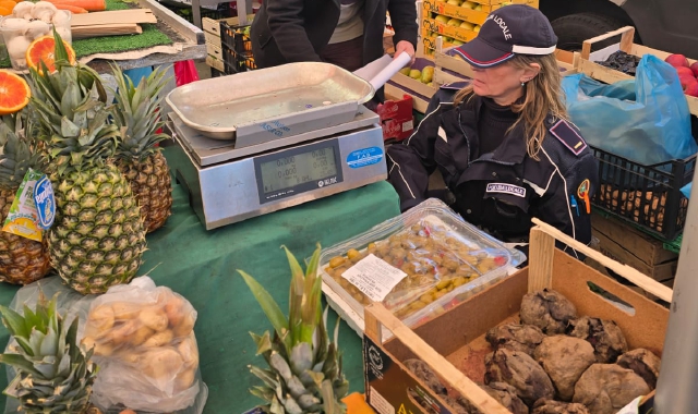 Pesatura senza tara, fruttivendolo nei guai