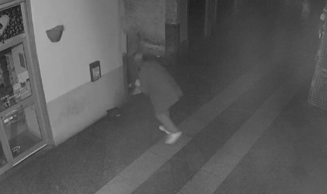 Danneggia leggio metallico nel centro storico: denunciato