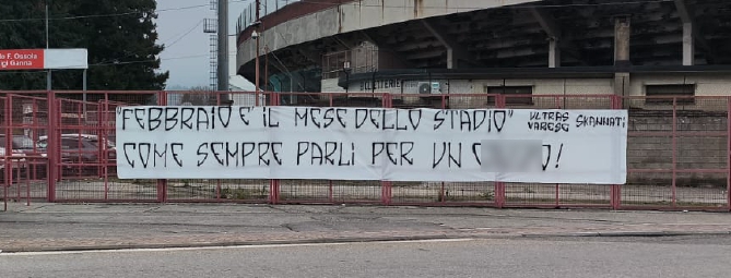 «Febbraio è il mese dello stadio»: striscione fuori dall’Ossola