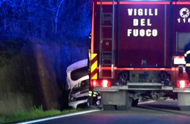 Auto nel fosso sulla bretella di Varese