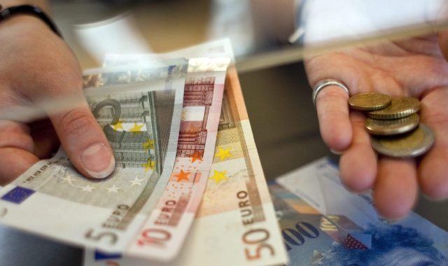 Franco svizzero, nuovo record. Brindano i frontalieri