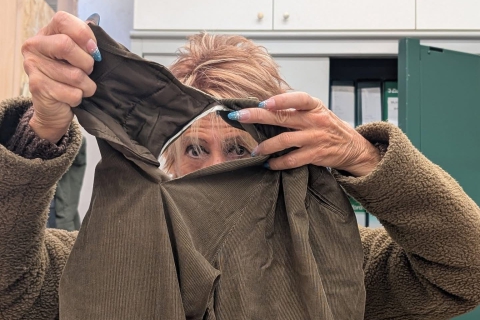 Abiti ai bisognosi: la solidarietà non è una discarica