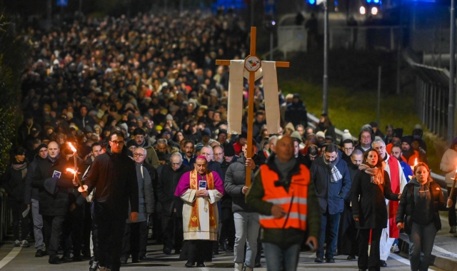 La Via Crucis lo scorso anno con con l’arcivescovo Delpini a Induno Olona