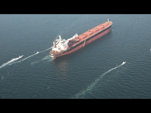 Ridotto del 90% il traffico di petroliere nello stretto di Hormuz