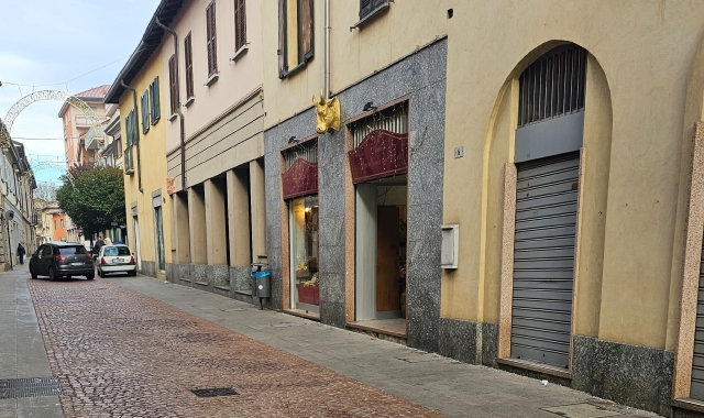 Una vista del centro storico di Tradate, dove le vetrine faticano a restare accese davanti ai cambiamenti nelle abitudini di acquisto