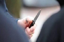 Minaccia il padre con un coltello, aveva il divieto di avvicinarsi ai genitori