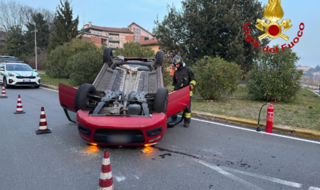Auto ribaltata in viale Europa, paura e due feriti