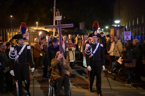 Via Crucis con Delpini, in 1.500 a Varese