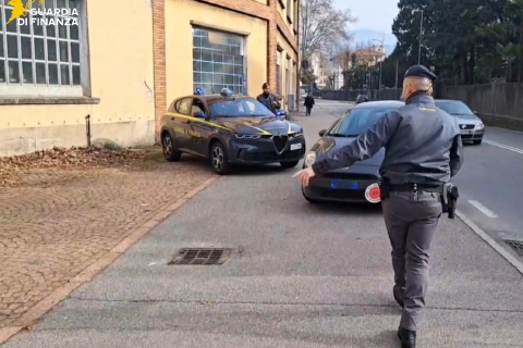 Varese: arma clandestina in auto. Arrestato