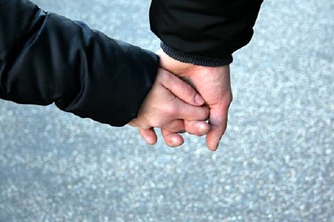 Porta i figli in Albania ma non potrebbe: a processo