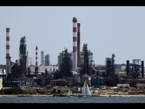 Tonfo del greggio dopo l'annuncio Usa sulla petroliera scortata