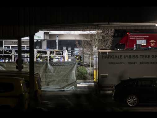 Polizia, 'sei morti e 5 feriti nell'incendio al bus in Svizzera'