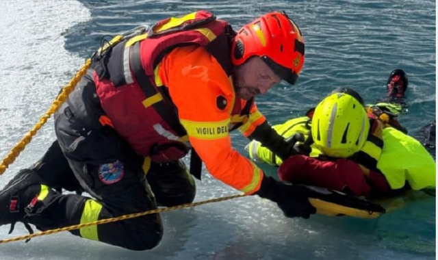 Operaio cade nel lago gelato, ma è un’esercitazione
