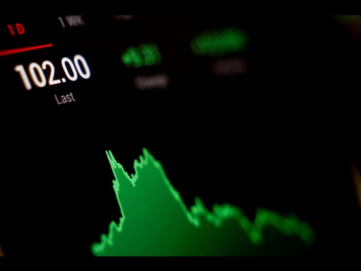 Il petrolio scende sotto quota 100, Brent a 97,6 dollari