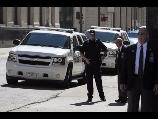 Sparatoria in una sinagoga in Michigan, auto contro il complesso