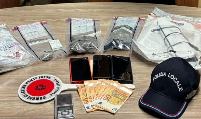 Scoperto a spacciare, brucia la droga nella stufa