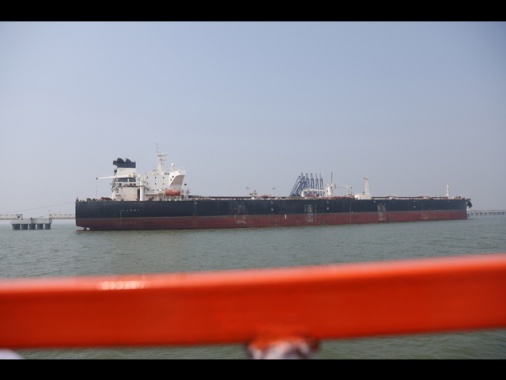 Ft, 'Francia e Italia cercano accordo con Iran per le navi a Hormuz'