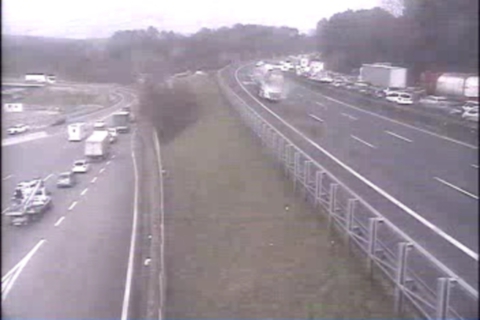 Ribaltamento in autostrada: coda di 5 chilometri verso l’A8