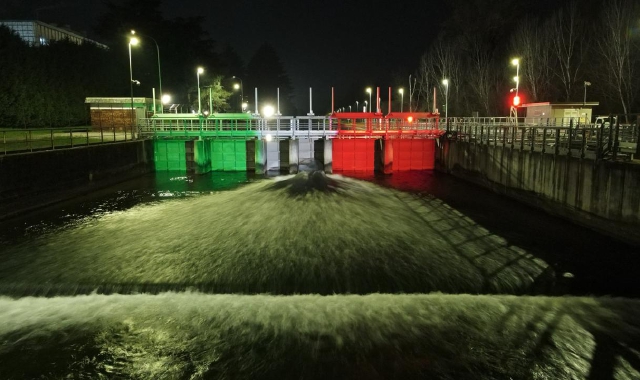 Il nodo idraulico di Turbigo illuminato di Tricolore: «messaggio di pace»