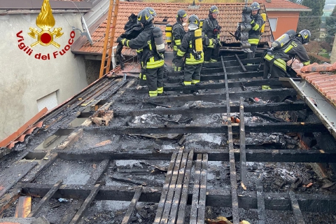 Fiamme e paura all’alba: famiglia evacuata a Vergiate