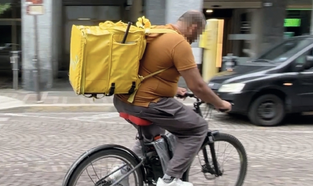 Sono un migliaio i rider in provincia di Varese. La loro situazione di precarietà sfocia in una manifestazione oggi  davanti alla stazione Fs: la protesta è oramai nazionale 