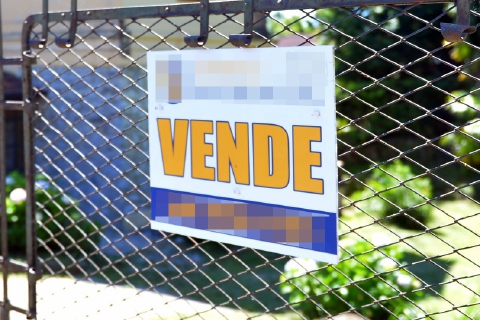 Entra in casa in vendita: scoperto dal proprietario