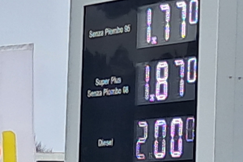 Il costo del pieno si impenna: benzina verso i 2 franchi