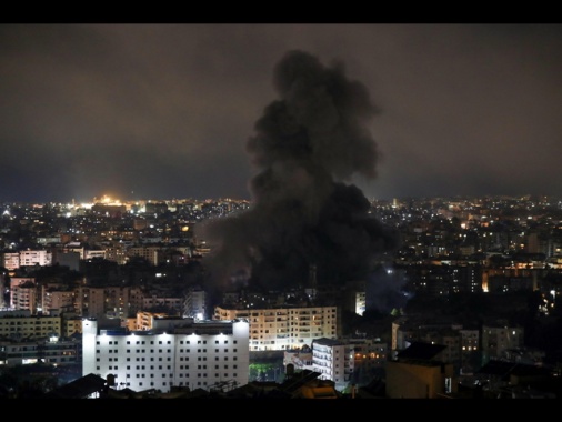 Aerei israeliani bombardano tre quartieri di Beirut