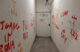 La sfida dei vandali: imbrattati i muri della stazione appena ripuliti