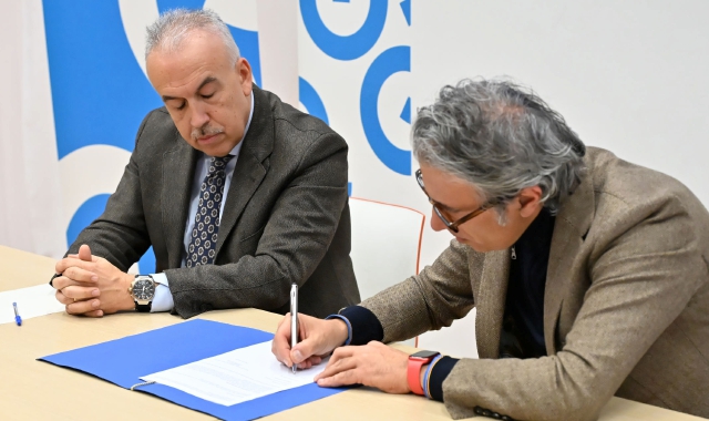 I protagonisti del bando, la firma fra Camera di commercio e Bcc e sotto il ritiro dei kit  (foto Puricelli)