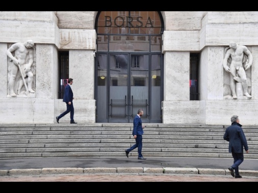 Borsa: Milano sale con moda e banche, tonfo di Acea e De Nora