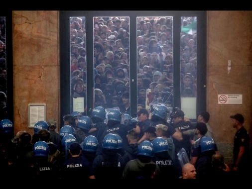 Scontri al corteo proPal a Milano, 6 misure cautelari e altri 8 indagati