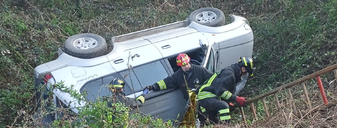 Con l’auto nella scarpata: 83enne miracolata