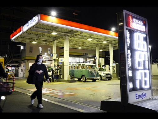 Impennata del petrolio, il Brent aumenta di oltre il 5%