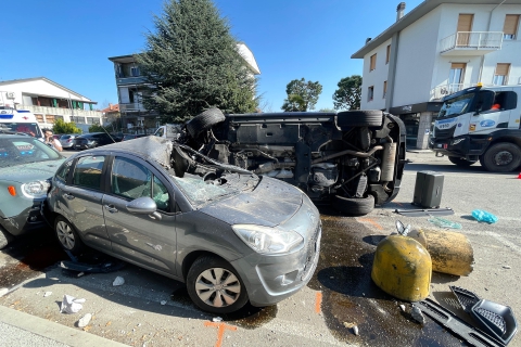 Scontro e ribaltamento: paura a Uboldo