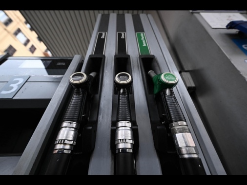 Codacons, alla pompa prezzi ancora non risentono dei tagli, Mef e Mimit chiariscano