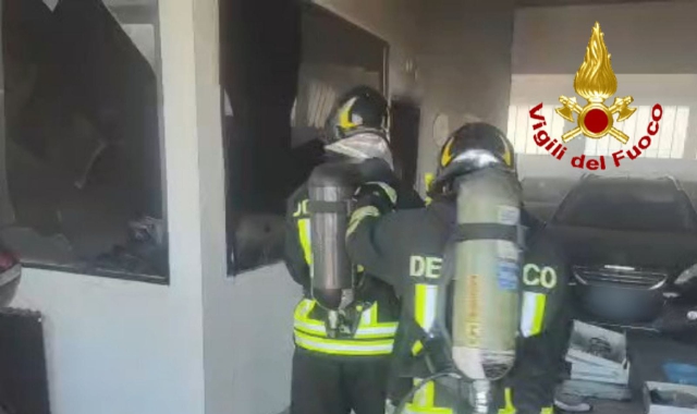 Ufficio in fiamme a Somma Lombardo