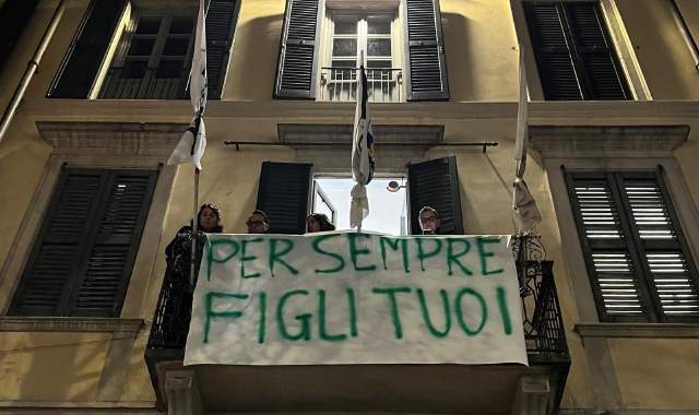 Addio a Bossi, bandiere a lutto