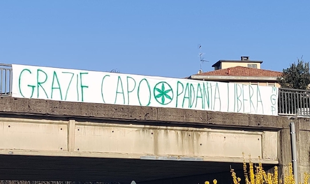 Lo striscione dei Giovani padani sul cavalcavia di viale Europa a Varese