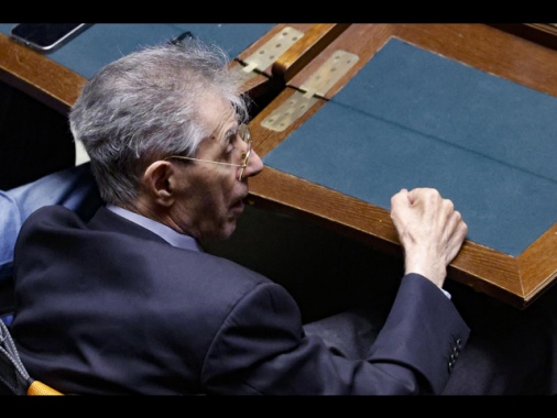 Salvini, Bossi meriterebbe i funerali di Stato ma sceglie la famiglia