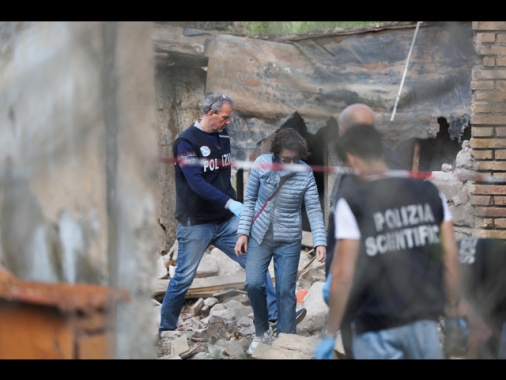 Morti in crollo casale, ipotesi è che stessero maneggiando ordigno