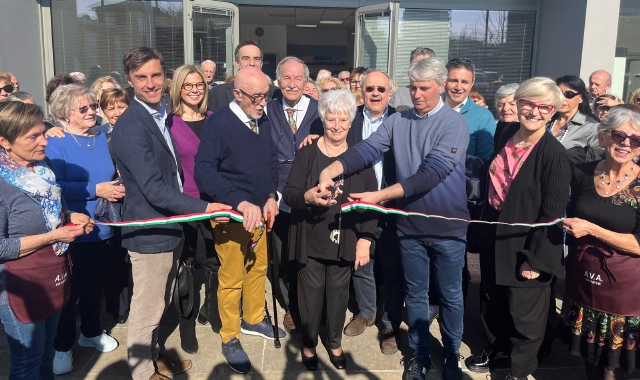 Varese, nuovo centro anziani: taglio del nastro
