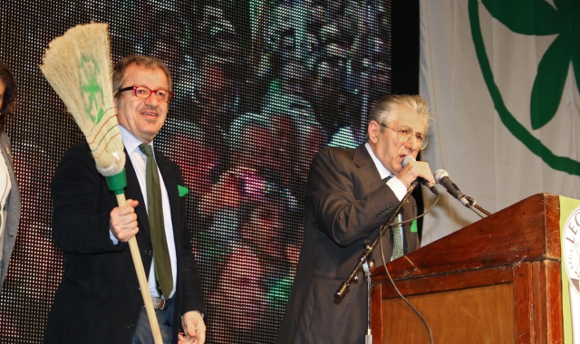 Aprile 2012: Maroni salì sul palco di un comizio con una scopa in mano per simboleggiare la necessità di un cambio di rotta nella Lega